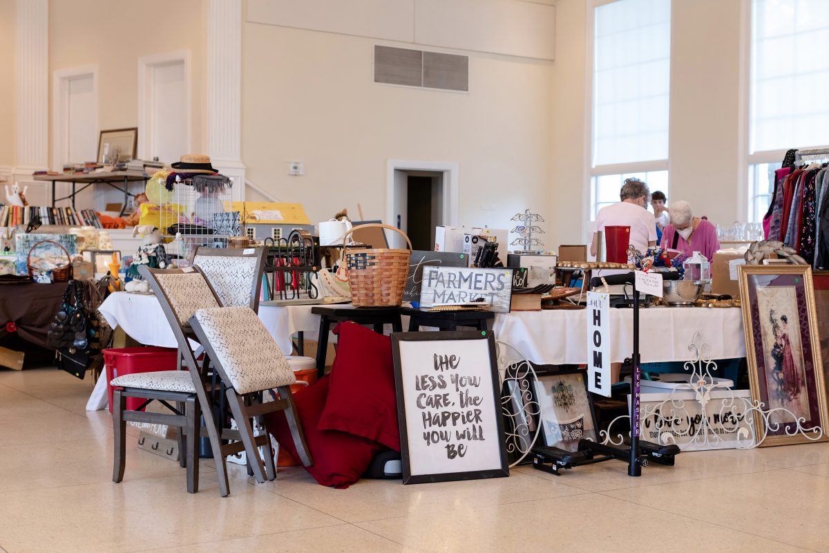 Garden Club's Flea Market draws treasure hunters Garden Club of